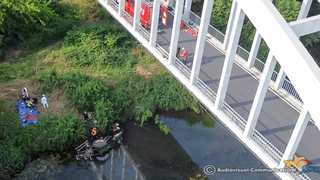 Accident spectaculaire dans le Gard : un tracteur chute de 7 mètres dans le Gardon, un homme blessé