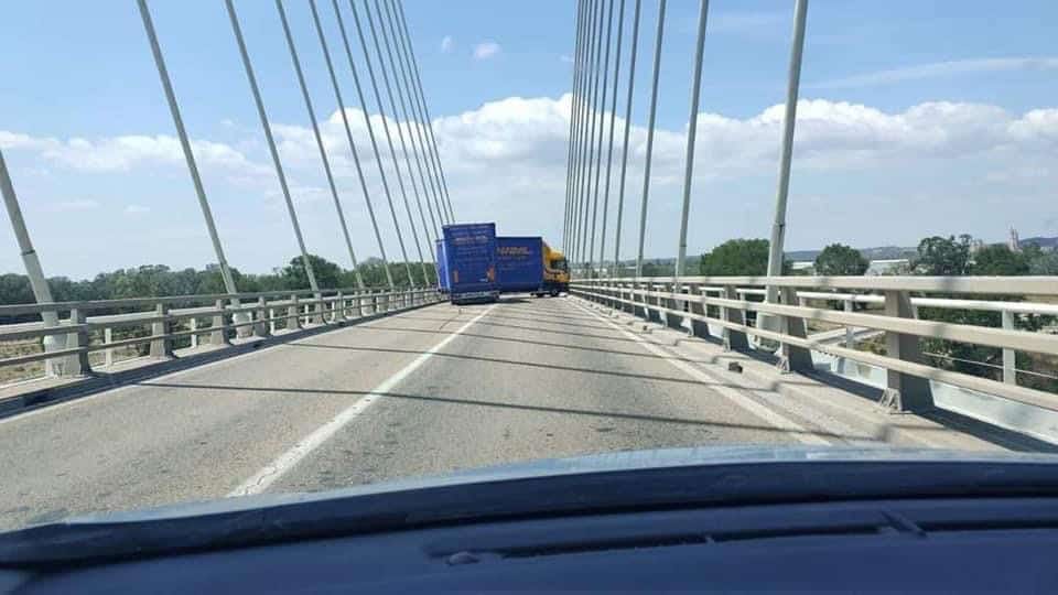 Vent violent : à Beaucaire, un camion bloque le pont après une forte rafale !