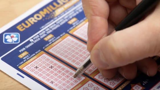Hérault : un couple remporte un million d’euros à l’EuroMillions !