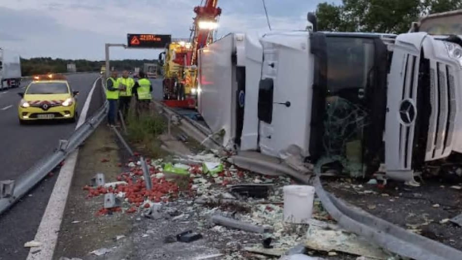 Autoroute A9 : un semi remorque se couche au milieu des voies, circulation très difficile
