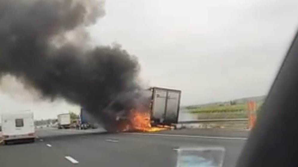 Autoroute A9 : un camion en feu ce samedi matin entre Perpignan et Le Boulou