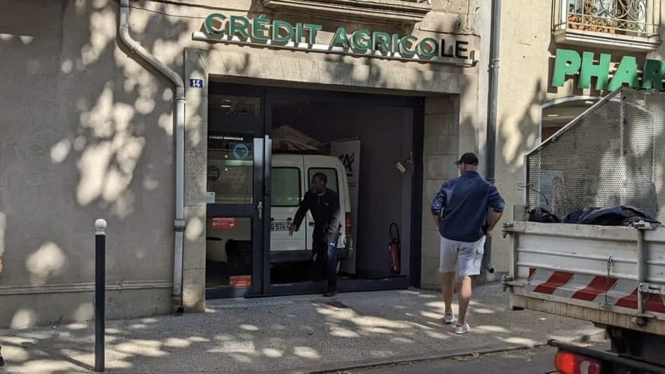 Hérault : une voiture fonce dans une banque à Montagnac, des blessés