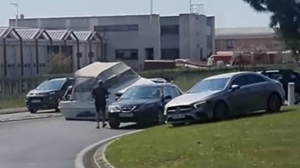 Insolite : un bateau couché dans un rond-point au Grau-du-Roi ce lundi !
