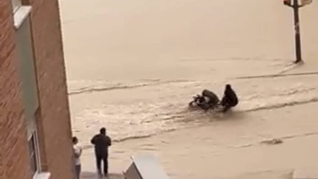 Espagne : une femme traverse une route inondée en poussette, son fils emporté