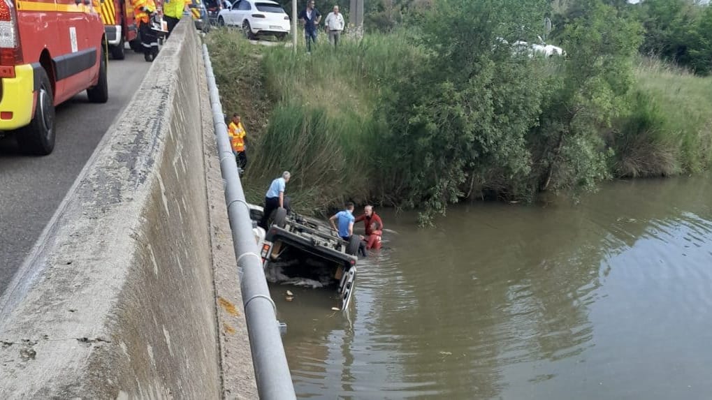 Gard : une voiture quitte la route et s’immerge dans le Vistre, un homme décède piégé dans son véhicule