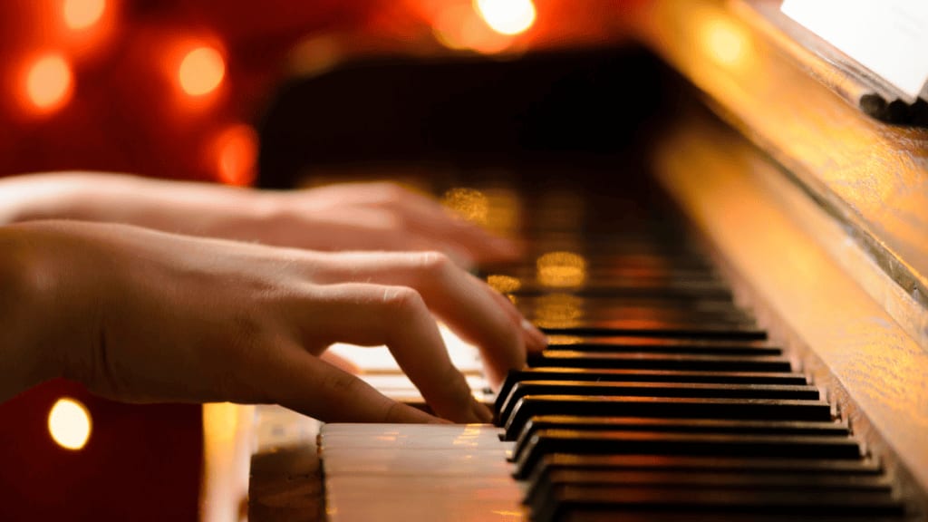 Montpellier : Des classiques du hip-hop revisités au piano lors d’un concert à la lueur des bougies