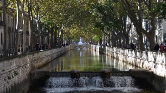 Nîmes : Une jeune femme secourue après une chute dans les eaux du quai de la Fontaine