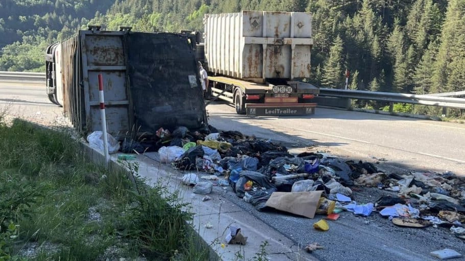 Pyrénées-Orientales : un semi-remorque transportant des ordures ménagères se couche sur la RN 116