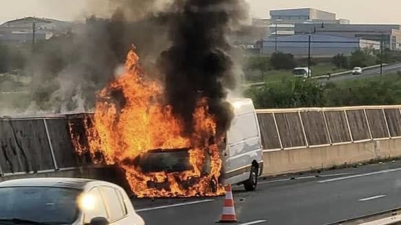 Hérault : un véhicule utilitaire en feu sur l’autoroute A75