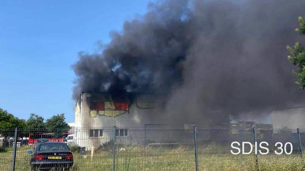 Gard : un bâtiment en proie aux flammes ce mercredi à Calvisson