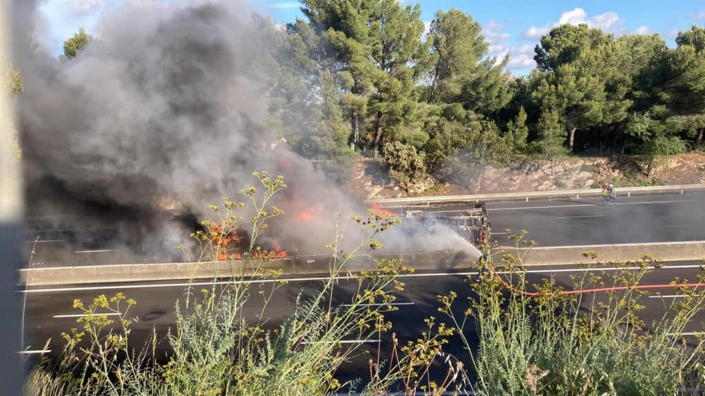 Gard : deux véhicules en feu sur l’A9, l’autoroute coupée dans les deux sens