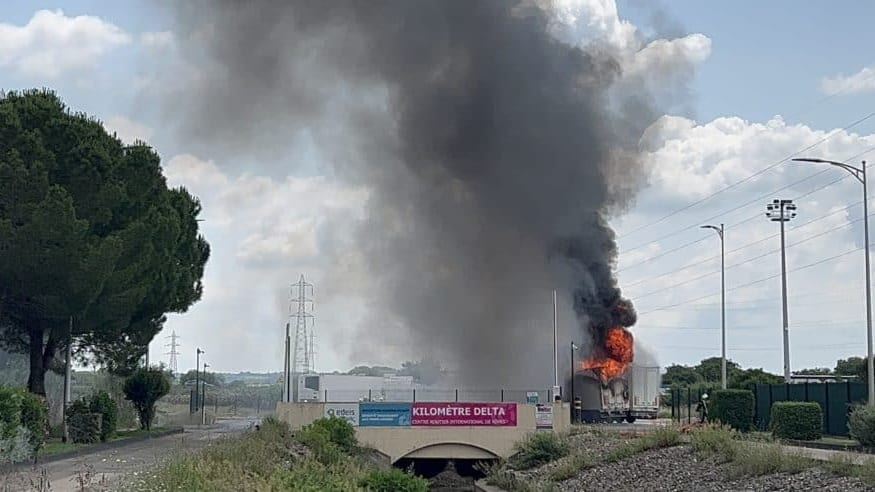 Nîmes : gros panache de fumées visible, incendie en cours au Kilomètre Delta
