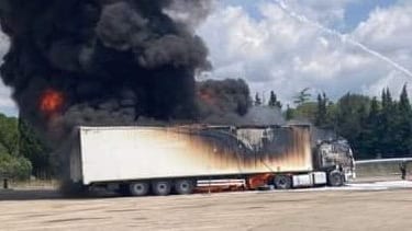 Gard : un semi-remorque transportant des voitures en feu sur l’autoroute A9