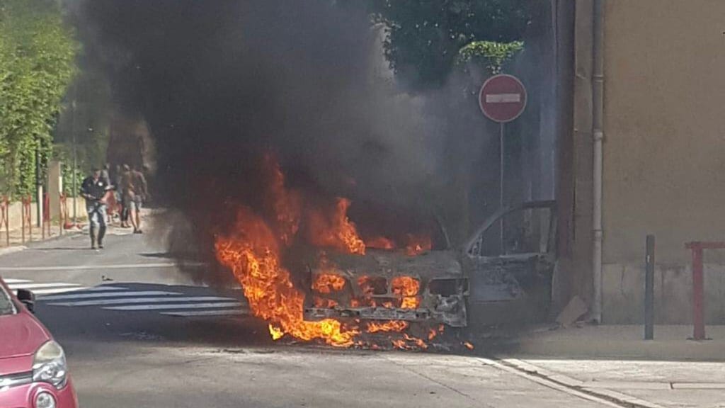 Petite Camargue : un véhicule totalement embrasé dans le centre-ville de Saint-Laurent d’Aigouze