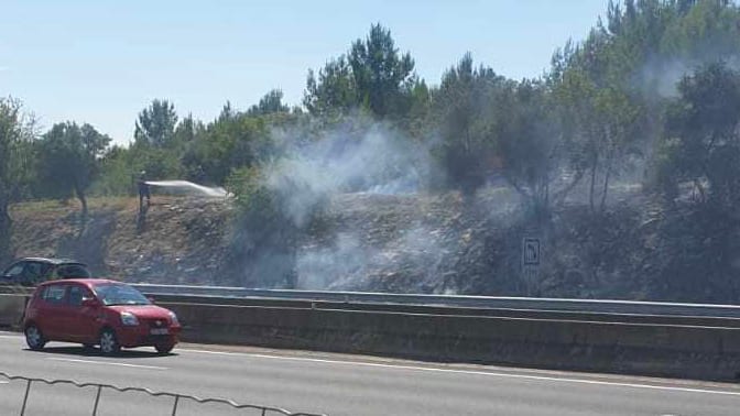 Autoroute A9 : un feu de végétation se déclare en bordure des voies dans le secteur de Nîmes