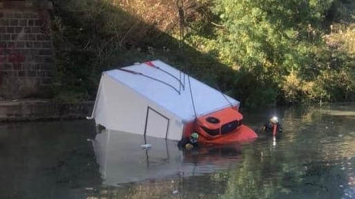 Béziers : Un camion frigorifique fait une chute spectaculaire dans le Canal du Midi