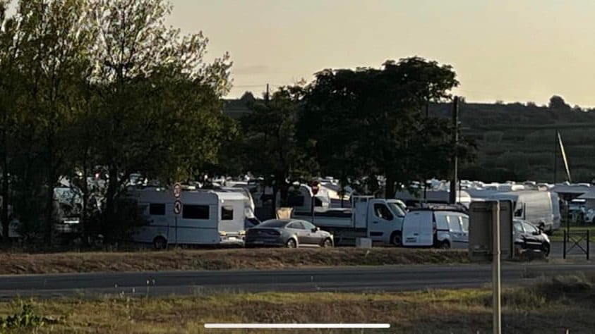 Cazouls-lès-Béziers : installation illégale de près de 300 caravanes sur un stade fraîchement rénové
