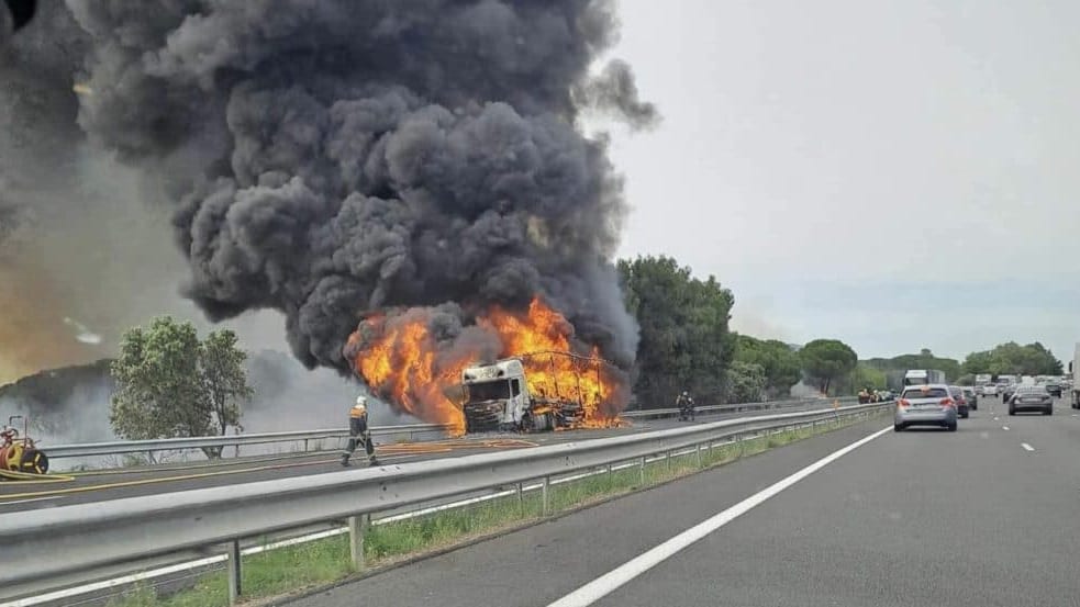 Autoroute A9 : un poids lourd en feu, la circulation totalement interrompue près de Béziers