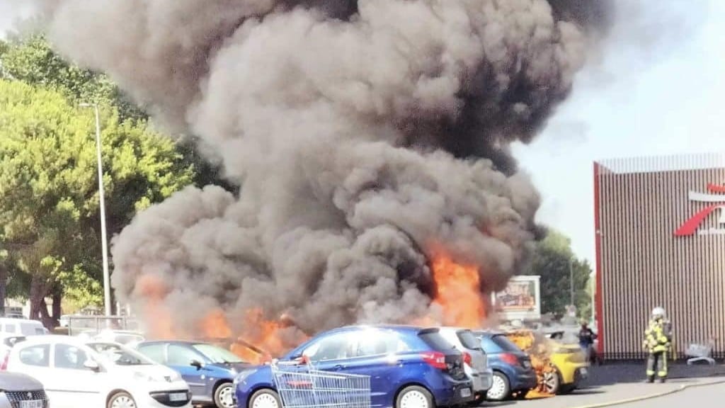Hérault : plusieurs véhicules en feu sur le parking d’un centre commercial à Béziers