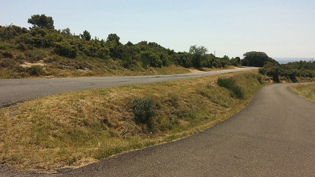 Hérault : l’insolite Curiosité de Lauriole, une route qui monte… mais en fait descend