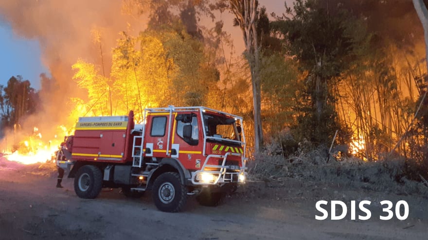 Nîmes : ce samedi matin, un feu de végétation menace directement une zone résidentielle