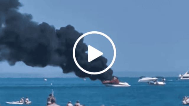 Occitanie : un bateau en feu à quelques mètres de la plage