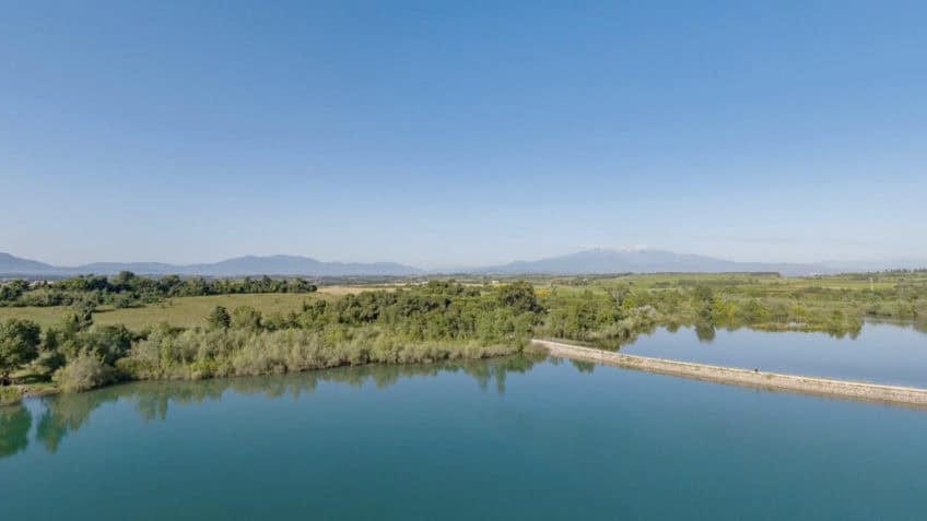 Pyrénées-Orientales : fermeture du Lac de la Raho suite à la découverte de cyanobactéries