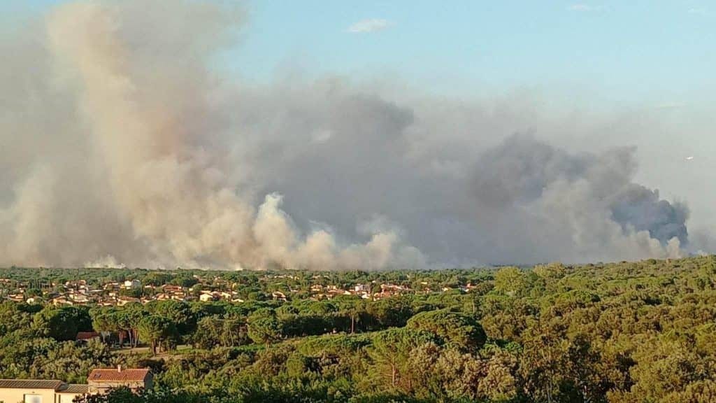 Feu Pyrénées-Orientales : 500 hectares calcinés, un camion de pompiers brûlé et 3500 personnes évacuées