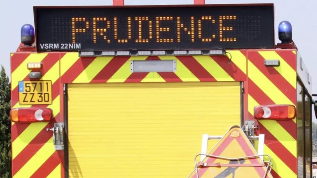 Gard : un camion perd son chargement de céréales sur l’autoroute A9, un motard glisse et se blesse grièvement