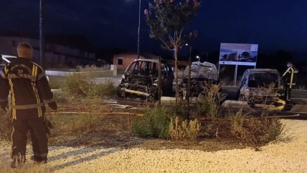 Gard : 3 véhicules en feu sur le parking de La Poste de La Calmette