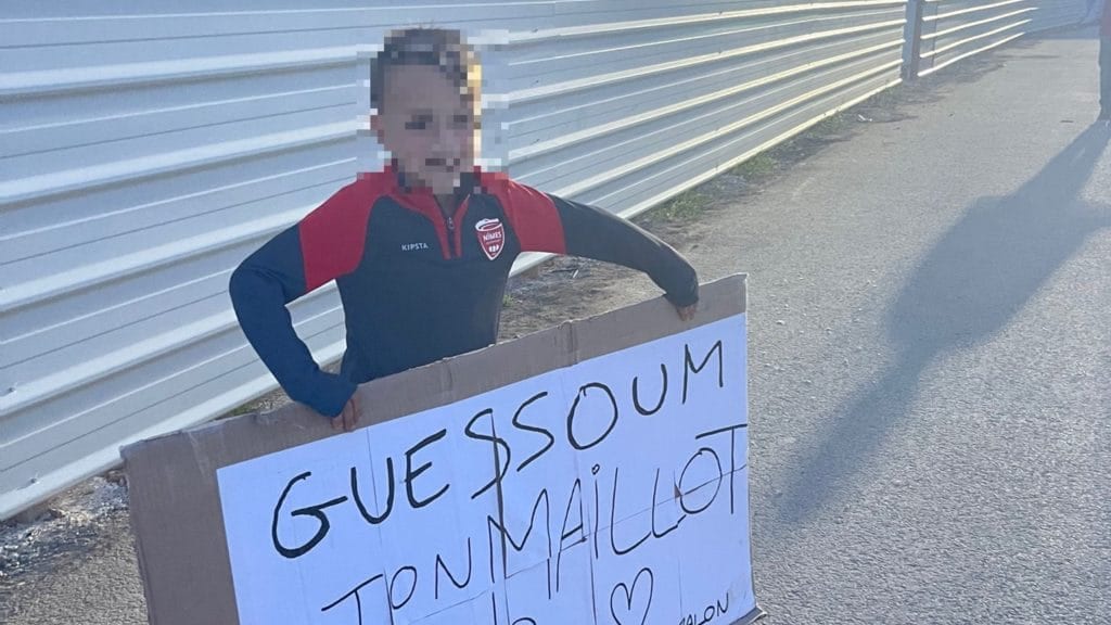 Gard : un enfant de 7 ans interdit de rentrer au stade avec sa pancarte lors d’un match du Nîmes Olympique