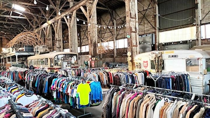 Hérault : une immense friperie vintage au kilo à la Halle Tropisme de Montpellier