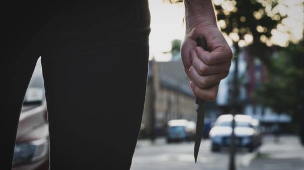 Nîmes : un homme assène un coup de tête et menace un conducteur avec un couteau, pour un simple regard