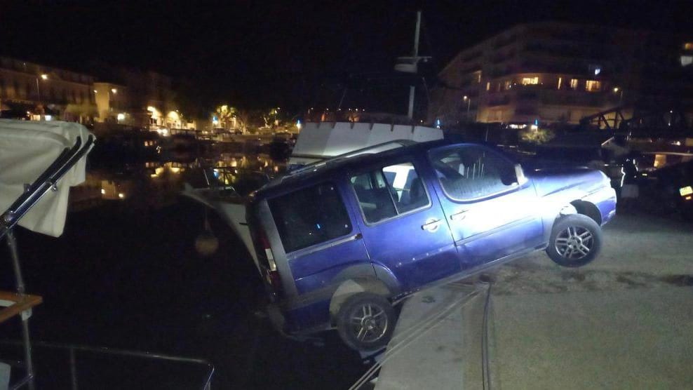 Gard : une voiture en équilibre menace de tomber dans le canal de Beaucaire