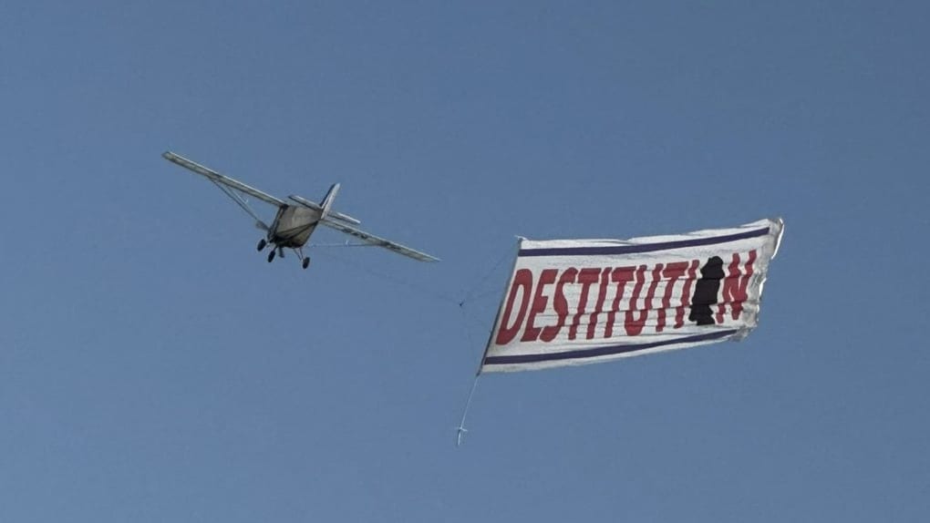 Hérault : un avion avec une banderole appelant à la destitution de Macron aperçu dans le ciel