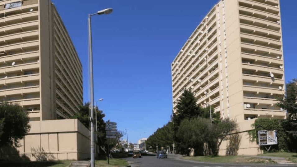 Nîmes : des individus filtraient une rue, un homme arrêté après la découverte d’une arme chargée et prête à tirée