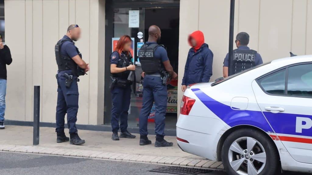 Nîmes : 900 paquets de cigarettes et des copies du Viagra saisis lors d’une grande opération de sécurisation du centre-ville