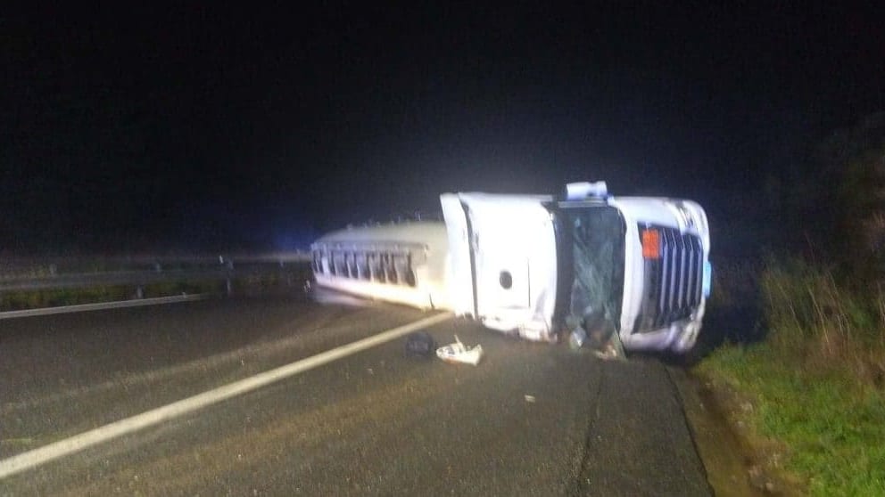 Gard. Accident sur l’A54 : la circulation coupée à cause d’un camion citerne couché