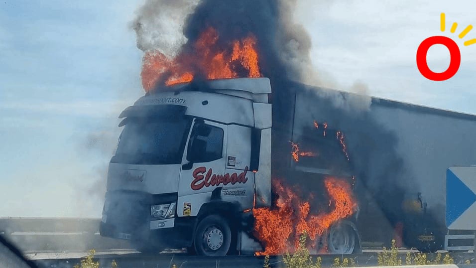 Béziers: incendie d’un camion à la bifurcation des autoroutes A9 et A75