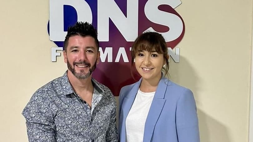 Jordi Delcos, fondateur de DNS Formation et Anaïs Sabatini, députée de la République.