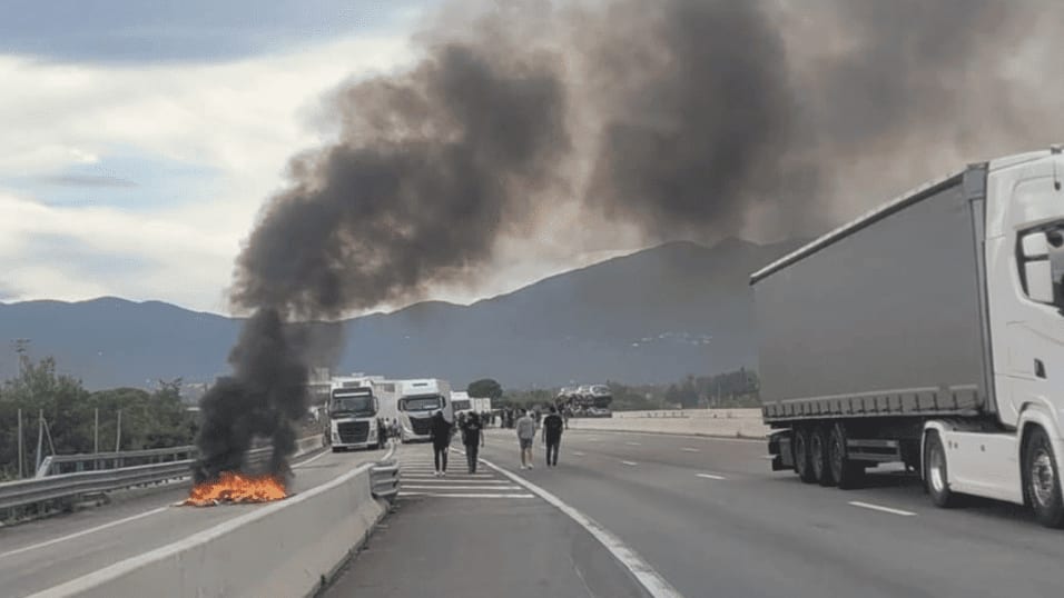 Manifestation en Occitanie : barrage filtrant des viticulteurs sur l’autoroute A9
