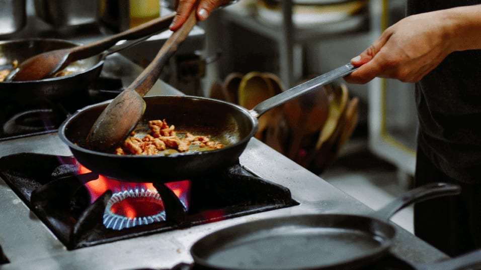 Consommation : vers une obligation pour les restaurants de signaler les plats « non faits maison » ?