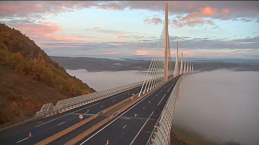 Occitanie : découvrez les images du Viaduc de Millau au-dessus d’une mer de nuages