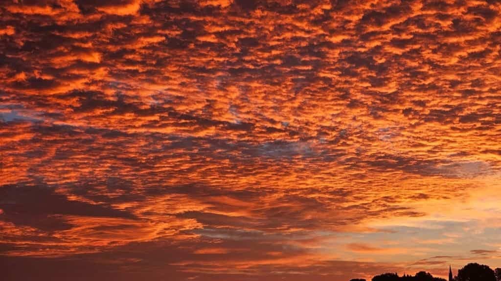 Météo : un magnifique ciel de feu photographié ce vendredi matin sur la région !