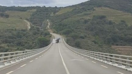 Occitanie : un camion se couche au milieu des voies d’un viaduc
