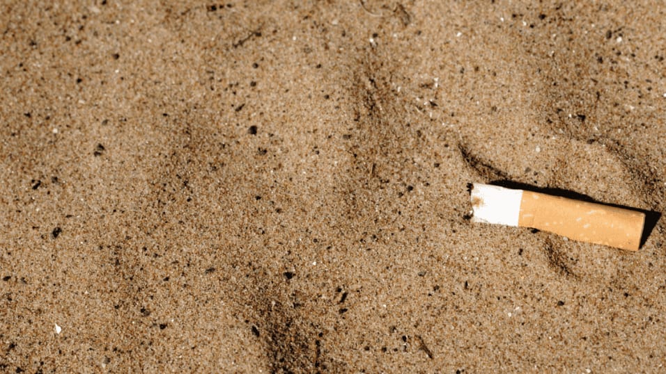Santé : fumer une cigarette à la plage, c’est bientôt fini !