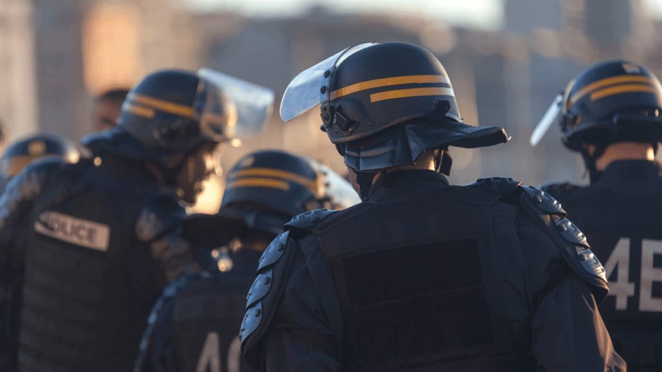 Attaque du commissariat d’Alès : un adolescent de 17 ans trahi par son ADN