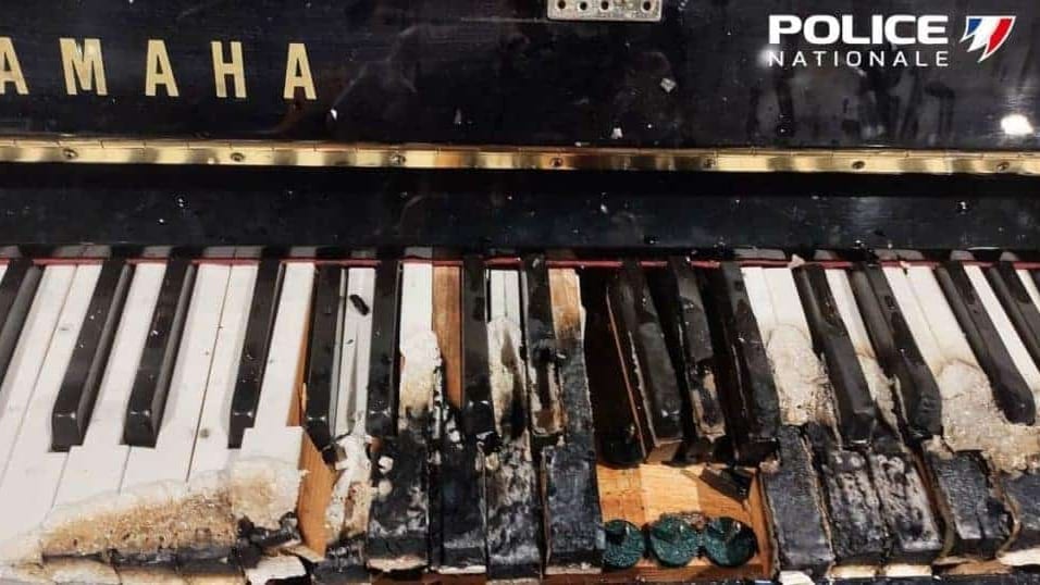 Sur les images de vidéo surveillance, on le voit mettre le feu aux cordes du piano avec un briquet.