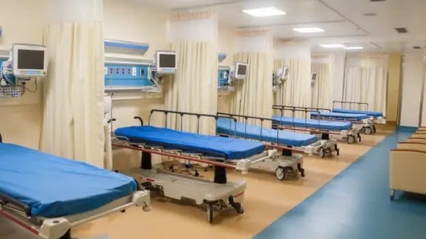 lits d'hôpital vides