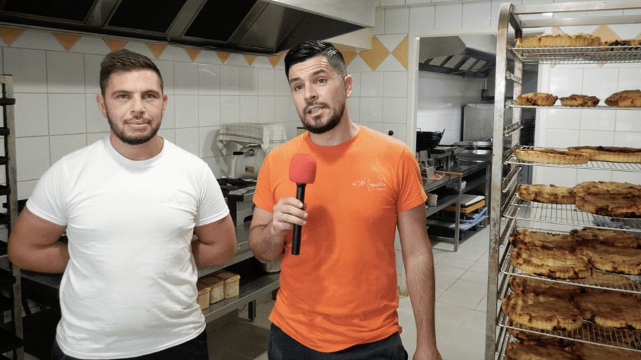 Les deux amis Julien et Nicolas dans les cuisines de "L'île Singulière", le temple de la Tielle traditionnelle Sètoise